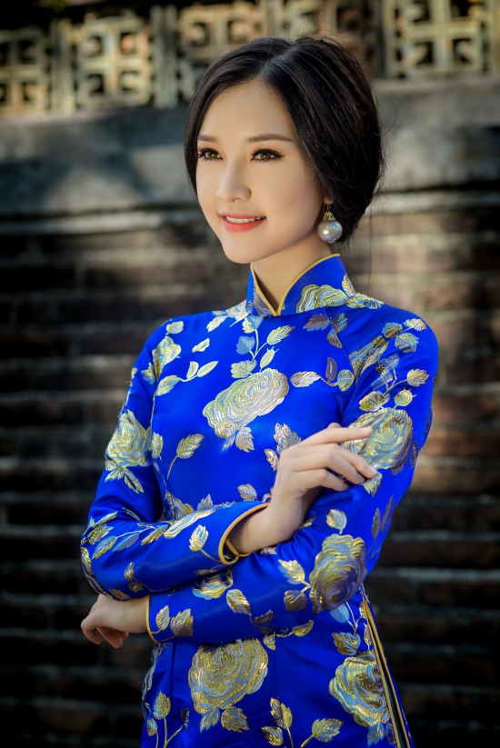Vẻ đẹp của cô rất hợp với những tà áo dài truyền thống.